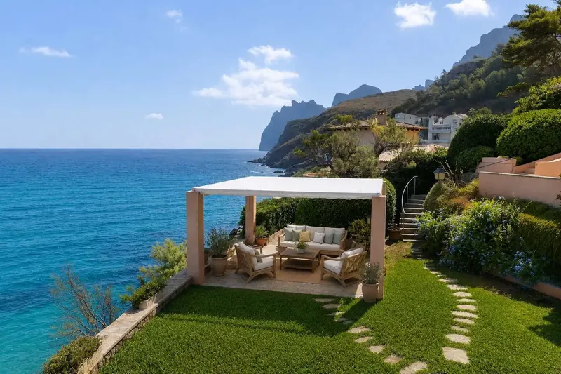 Exclusive investment opportunity in Cala Sant Vicenç: first line of sea with exceptional appreciation potential — photo 7