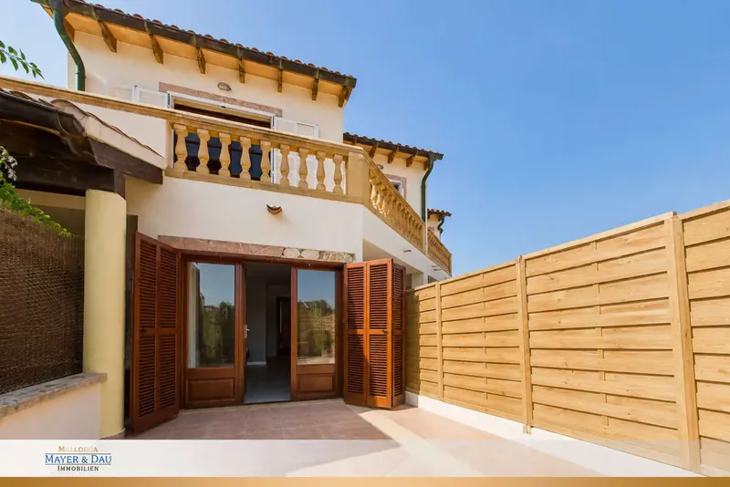 This well-maintained single-family home, located in a quiet area of Cala Ratjada, stands out for its living space of about 226 m² on a — photo 1