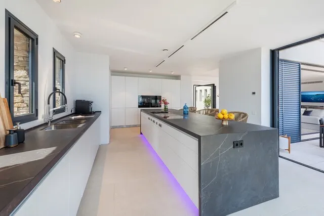 Impeccable seafront villa for sale in Port Verd, Mallorca — photo 8