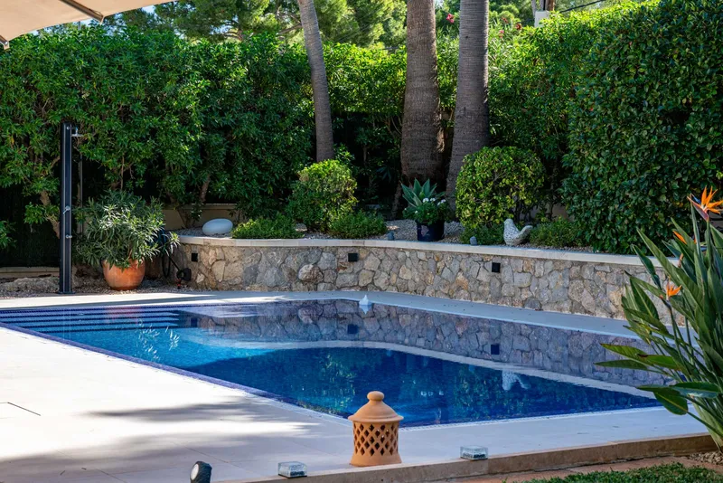 Stylish family villa with pool and garden in a quiet location — photo 3