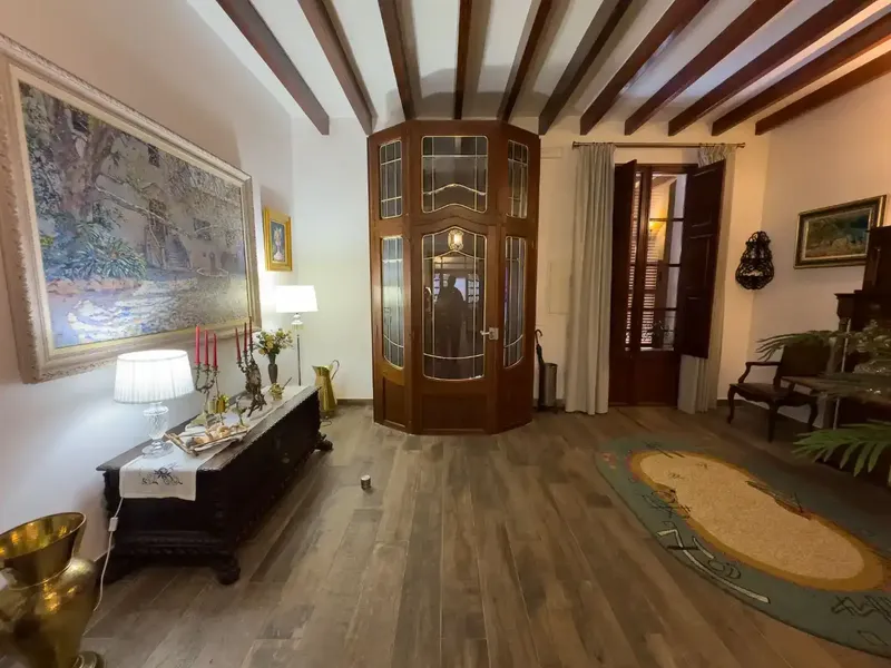 Casa de pueblo mallorquina reformada con materiales de gran calidad, techos altos con vigas de madera vistas, muy iluminada con grandes vent — photo 7