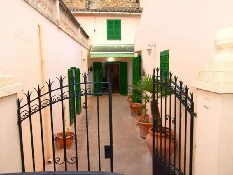 Se vende esta espaciosa y versátil propiedad situada en la encantadora localidad de Petra, que combina comodidad, luminosidad y un gran pote — photo 1