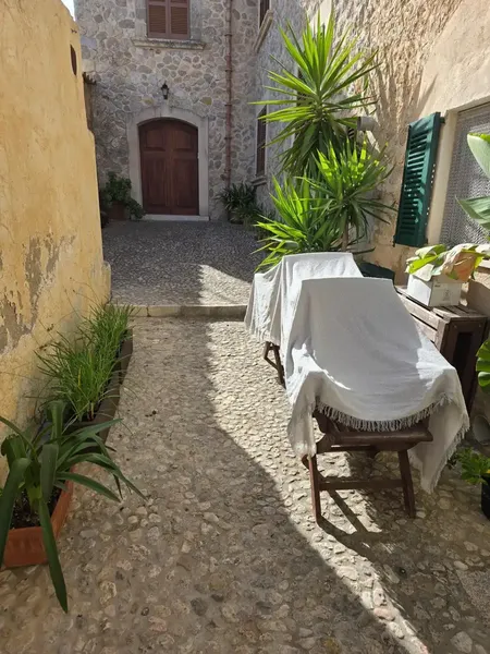 Discover this impressive duplex house located in the charming town of Campanet. With an attractive price of €380,000, this property — photo 2