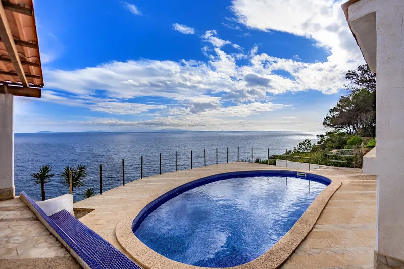 Villa in first sea line on double plot to renovate — photo 3