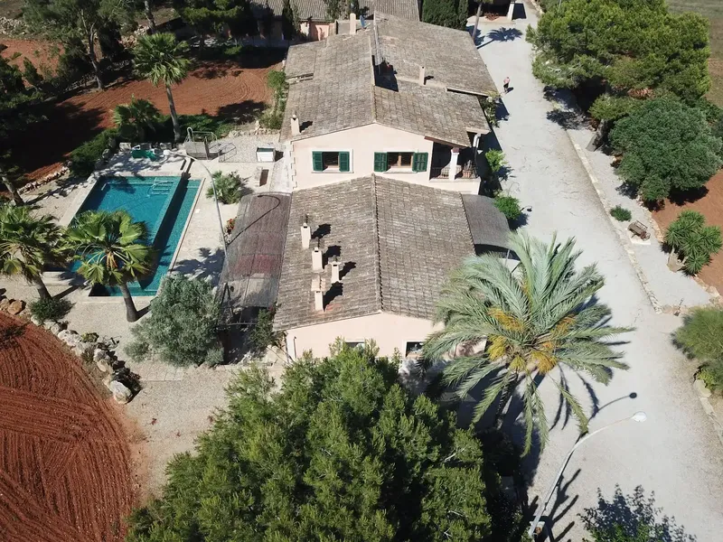 We present a unique opportunity to acquire a magnificent rustic estate of 86,000 m², located a few minutes from Sa Ràpita, in a — photo 2