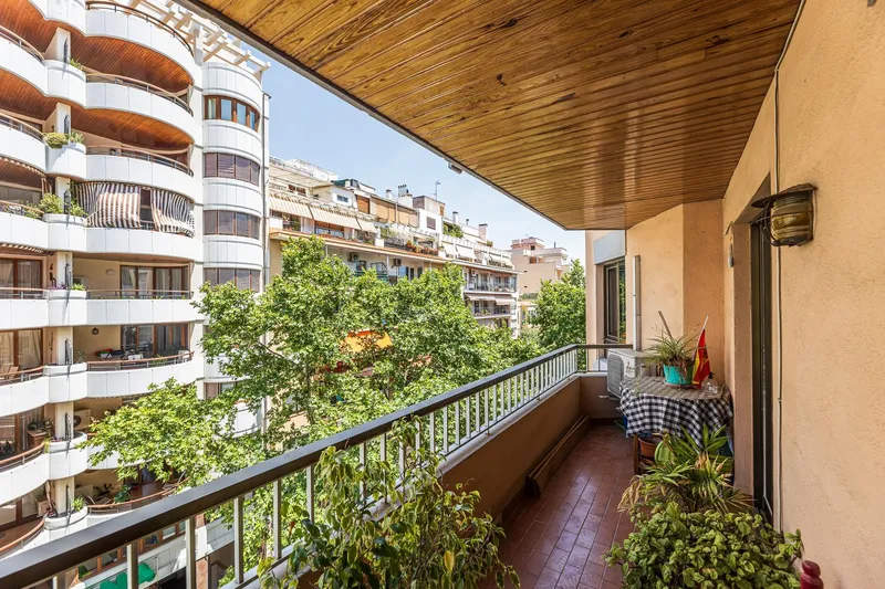Spacious apartment with possible parking on Calle Aragón — photo 3