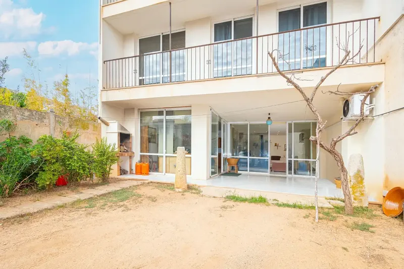 Two-storey village house in the town centre with patio, terrace and parking — photo 1
