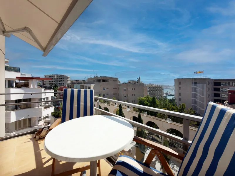 Exclusive triplex penthouse with parking and panoramic views of the sea and the cathedral in El Terreno — photo 1