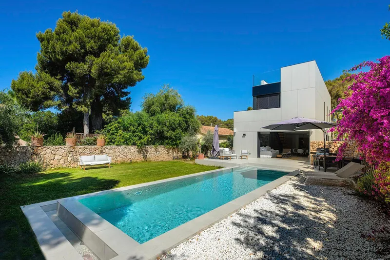 Contemporary villa in a prime location with plenty of privacy — photo 1