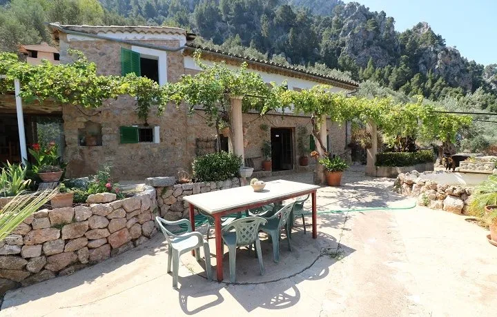 Impressive estate with water pond and sea view — photo 1