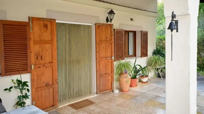 This well-maintained finca, built in 1976, is located on a plot of 1,925 m² in the sought-after residential area of Crestatx, combining tra — photo 5