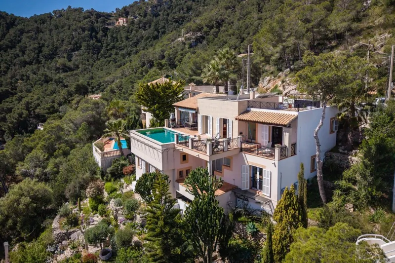 Elegant sea-view villa with pool and holiday license in Canyamel — photo 1