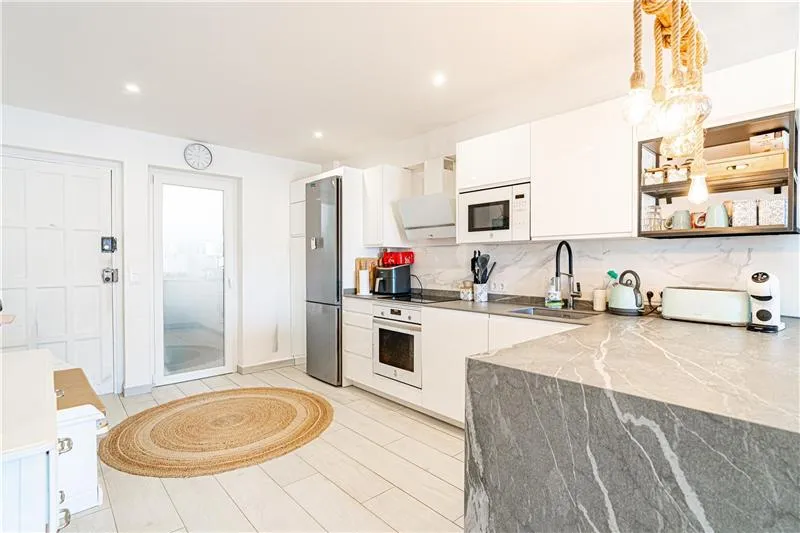 Fully renovated apartment with partial views of the sea and the harbor — photo 6