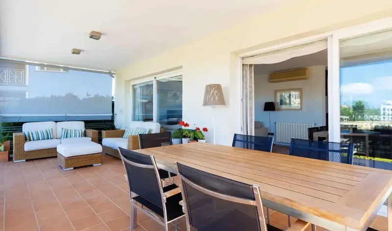 Mediterranean lifestyle, bright rooms and a wonderful view to the sea - this elegant villa in Palma perfectly combines — photo 2