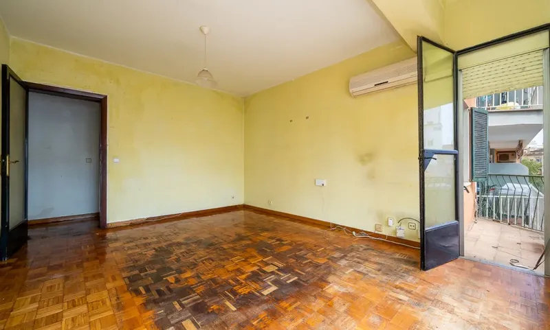 Opportunity to renovate! Fourth floor without elevator... — photo 3