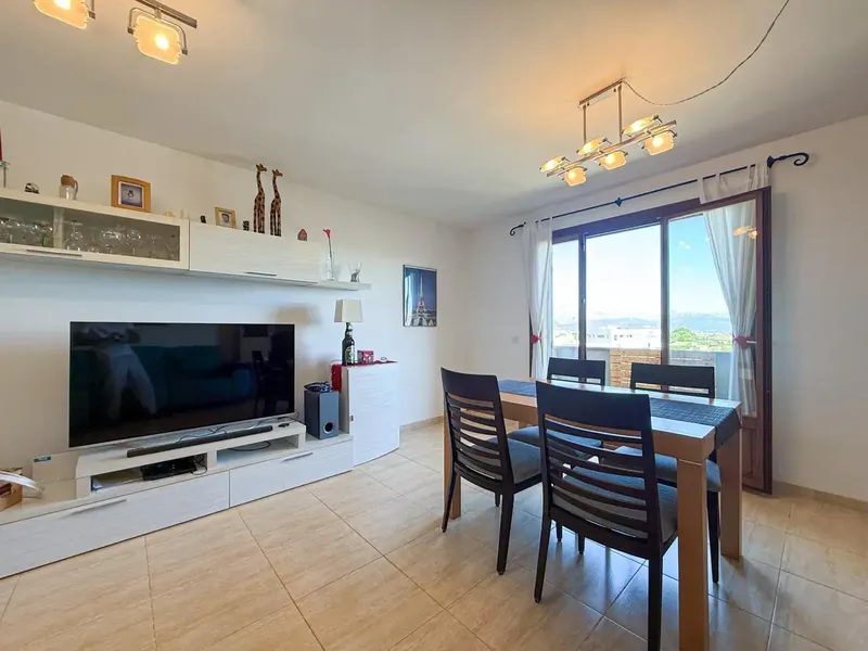 Discover this magnificent apartment on the second floor of a building without a lift, notable for its semi-new condition — photo 4