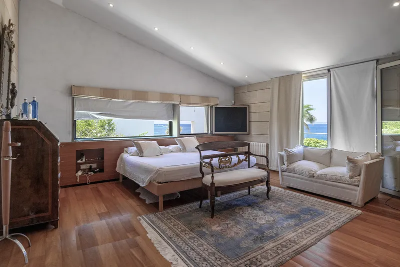 Villa in Son Veri Nou - Property with pool on the first sea line — photo 9