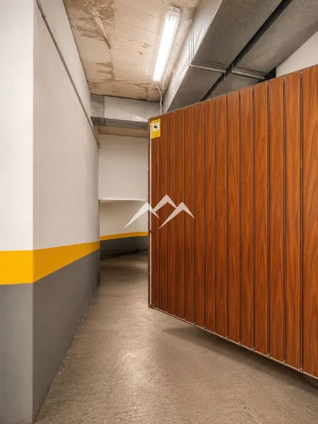 Parking space with storage room — photo 5