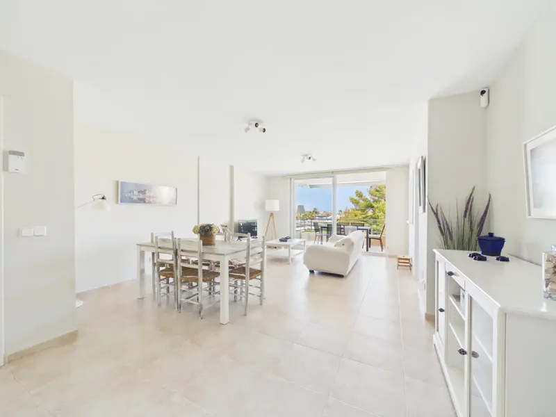 An apartment with an excellent location, three bedrooms, two bathrooms and communal pool, ideal for those seeking a temporary rental — photo 5