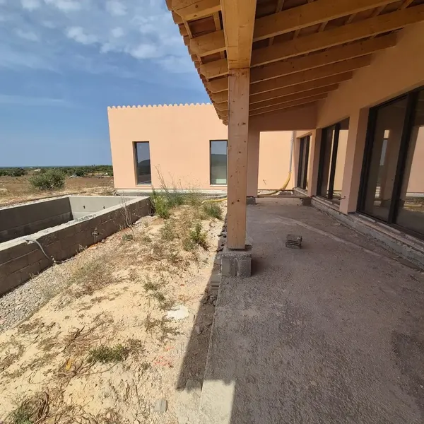 This rustic finca still pending completion, located on the outskirts of Llucmajor, has unobstructed views of the countryside, the land is — photo 1