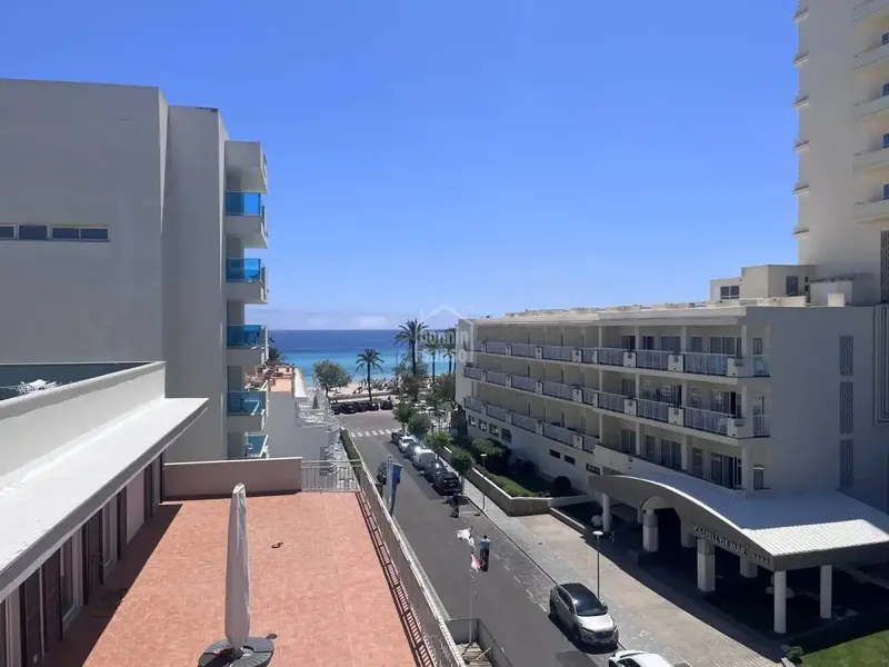 Sunny penthouse in the center of Cala Millor, a few meters from the beautiful beach and with lateral sea views — photo 2