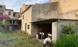 Townhouse needing renovation, 519m² with 6 bedrooms, bathroom & patio for sale — photo 2