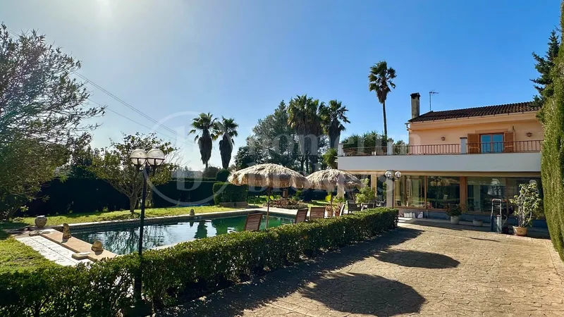 Expansive Country Estate with Tennis Court, Pool & Endless Potential near Inca — photo 1