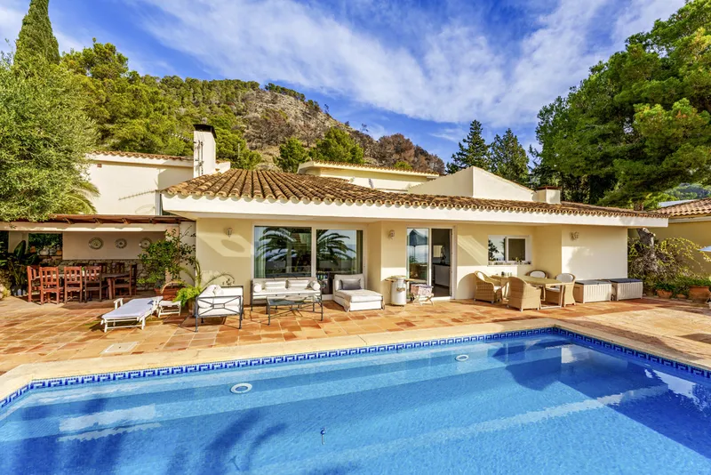 Exclusive villa with pool, guest apartment, wellness area and spectacular sea views — photo 4