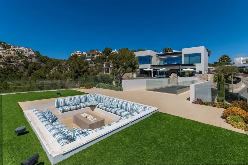Welcome to an Unmatched Property: A Luxurious Villa That Will Take Your Breath Away. Nestled in an Exclusive Area, This Hideaway of 3,899 — photo 2