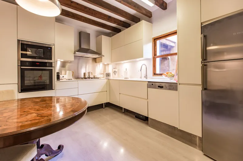 Spacious apartment in a quiet area of the Old Town – Monti-Sión — photo 4