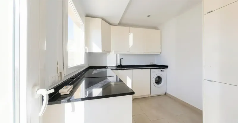 Right in the heart of Cala Millor - on the absolute first line of the sea - a property awaits you that has no rival in this form. — photo 8