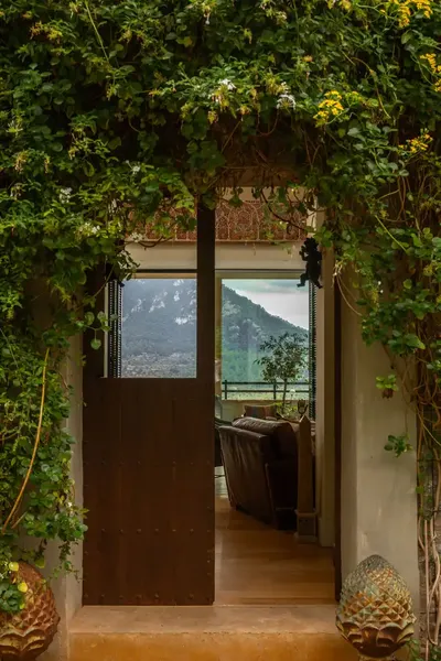 This exceptional villa is located in the prestigious George Sand urbanization, in the hills above Valldemossa, surrounded by the impressive — photo 6