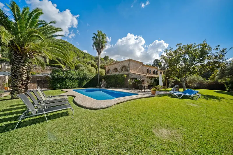 Beautiful finca in Pollença of approx. 3,000 m2 consisting of 2 houses of 261 m2 and 235 m2, large pool, outdoor toilet, barbecue porch — photo 1