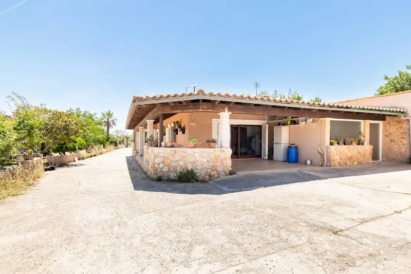 In an environment of absolute tranquility, on the outskirts of the charming village of Moscari, lies this magnificent rustic estate that combines — photo 5