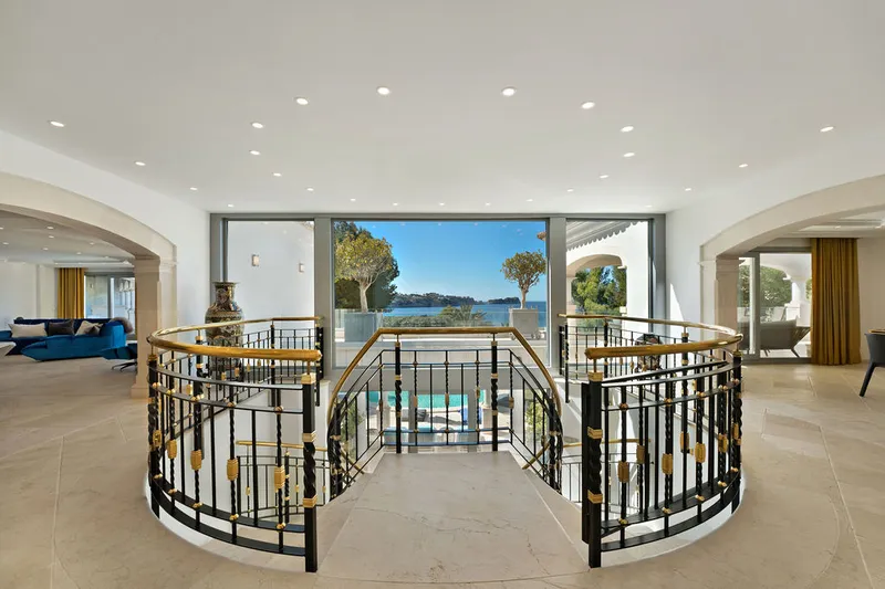 Majestic property on the first sea line — photo 6