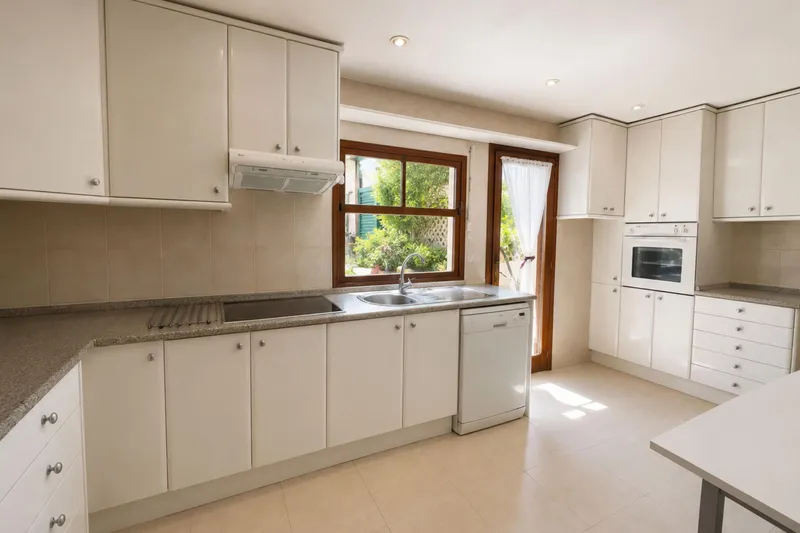 Independent chalet with 400 m² plot a few meters from the sea in Cala Gamba — photo 10
