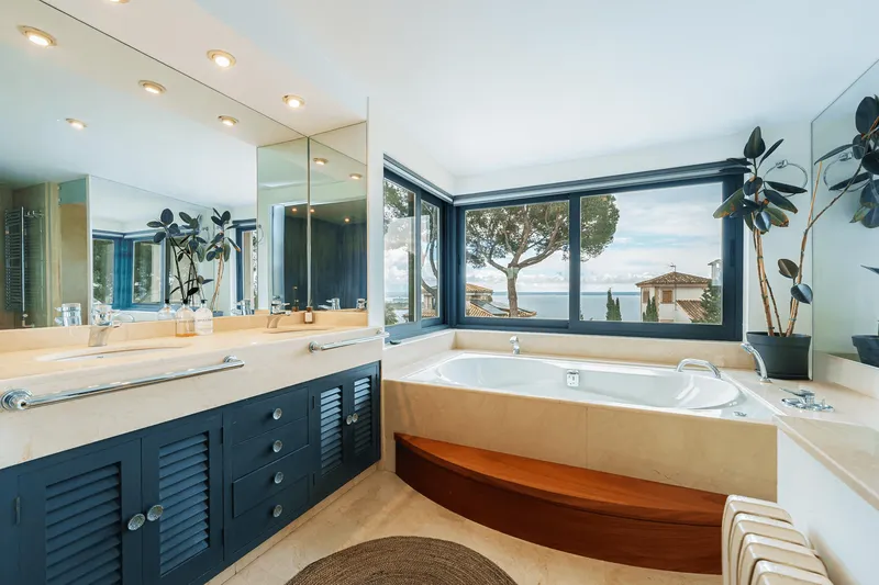 Mediterranean elegance with panoramic sea views in Cas Català — photo 10