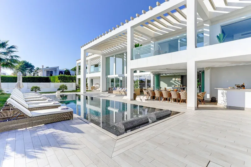 Villa of 589 m2 in Port de Pollença with sea views — photo 1