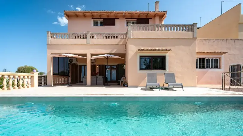 Discover this spectacular detached chalet in the sought-after area of Ses Salines, Mallorca — photo 1