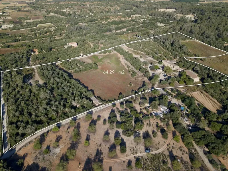 Situated on a hill on the outskirts of Porreres, this former 19th-century farmhouse offers a privileged location in the heart of Mallorca — photo 1