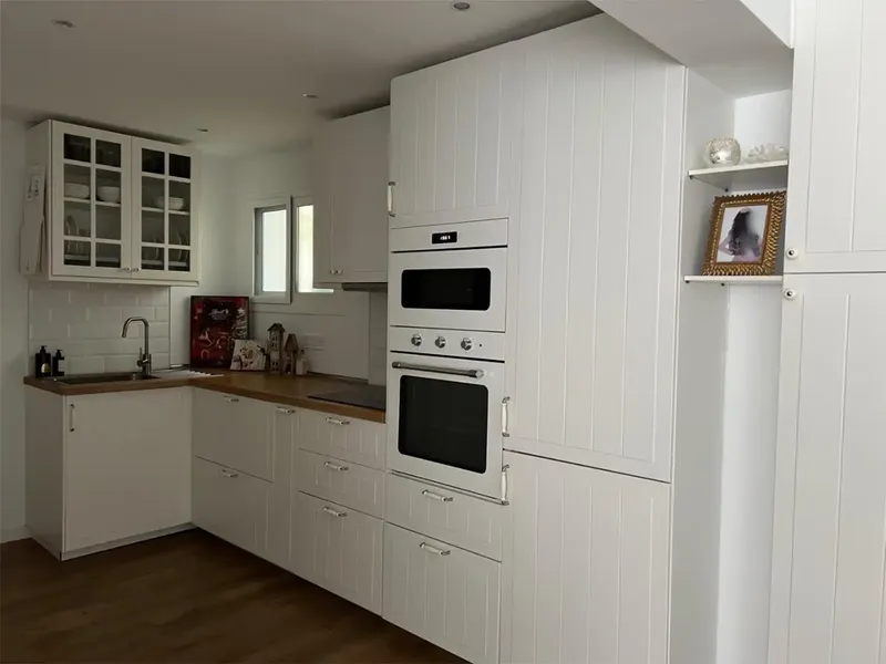 The apartment is located in a well-known tourist area of Magalluf, Mallorca. It has 68 m², is completely renovated, the windows have — photo 8