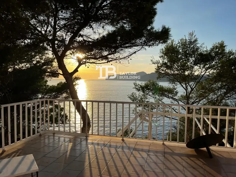 Taylor Building presents this incredible property located in Santa Ponsa, Calvià, Balearic Islands, on the first line of the sea. A spacious and versatile penthouse — photo 1