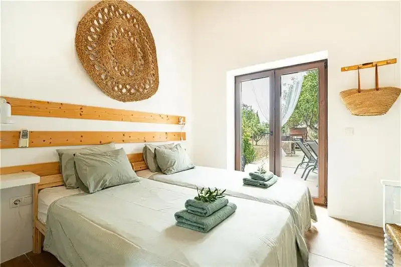 Rustic finca on plot of approx. 3,500 m² with spectacular views of the Serra de Tramuntana. Bright living-dining room with integrated kitchen — photo 9