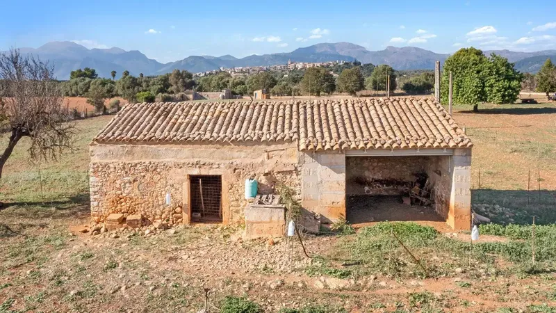 Finca of 24,823 m2 in Búger, currently with 337 m2 built, divided into 217 m2 of house with stables, a 60 m2 building, 147 m2 — photo 1