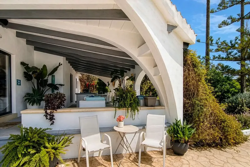 This exceptional modern Ibizan-style finca is located in the idyllic countryside near Sineu - an elegant retreat with plenty of — photo 5