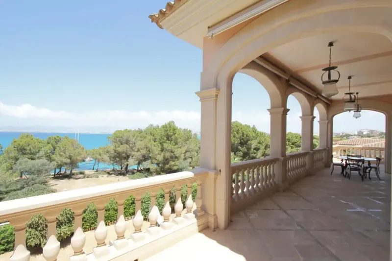 This impressive frontline beach chalet is located in Son Veri Nou, one of the best residential areas on the coast of Mallorca — photo 6