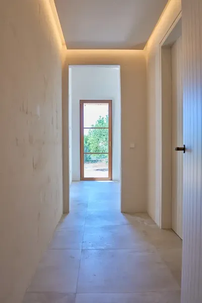 Between the popular coastal town of Cala Millor and the emblematic local mountain, Na Penyal, an exceptional newly built finca awaits you — photo 4