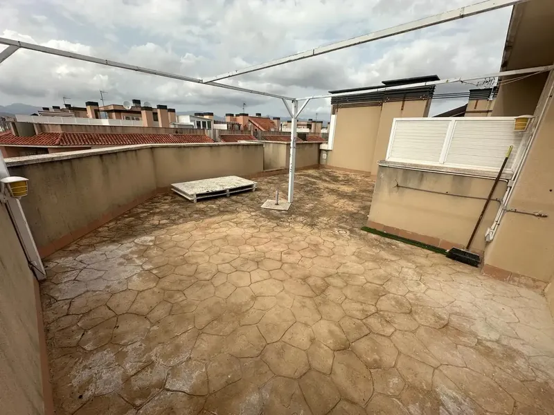 Attic of 110 m2 distributed in a large kitchen with laundry room, living room with balcony, 3 bedrooms and 2 bathrooms, one of them en suite. — photo 9