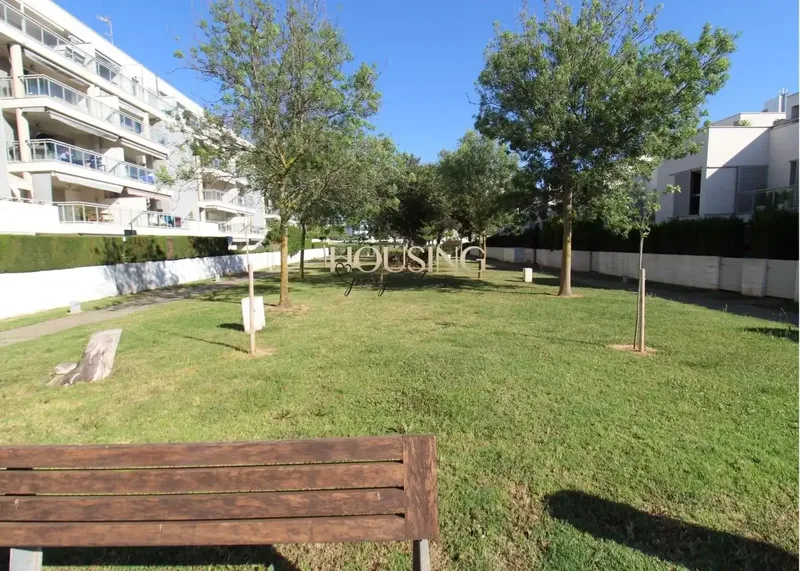 PLANTA BAJA CON TERRAZA Y JARDIN EN RESIDENCIAL CON PISCINAS — photo 3