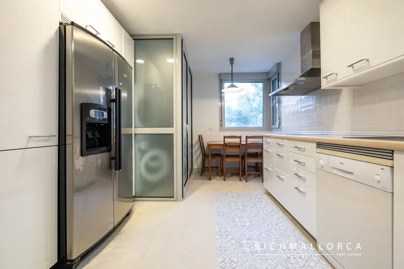 Spacious flat in a modern community with swimming pools and paddle tennis courts — photo 11